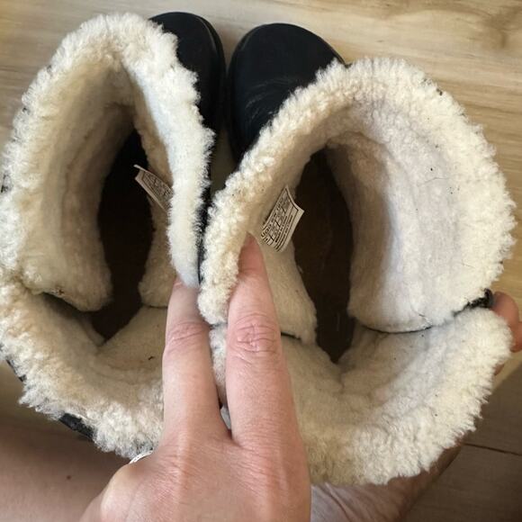 UGG Caspia Ankle Boots Black Leather size US 8 Sheepskin lined - Picture 13 of 14